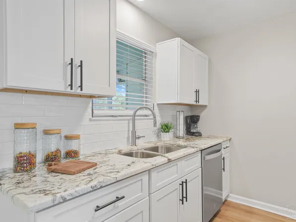 284 Dolan Dr, Cantonment, FL 32533