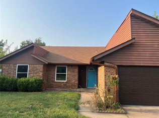 616 SW 24th St, Moore, OK 73160