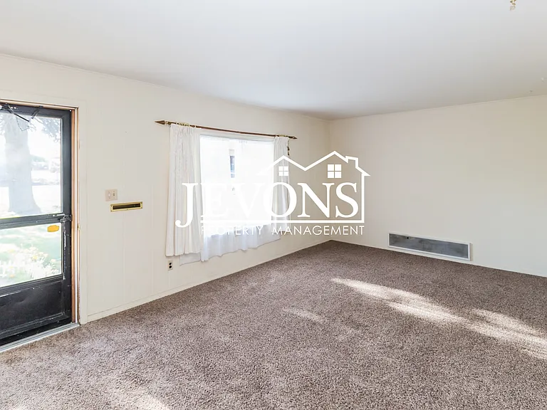 913 N 16th Ave — Photo 4