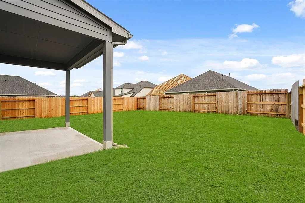 4 bed, 3.5 bath, 2400 sqft, $2,500 — Photo 2