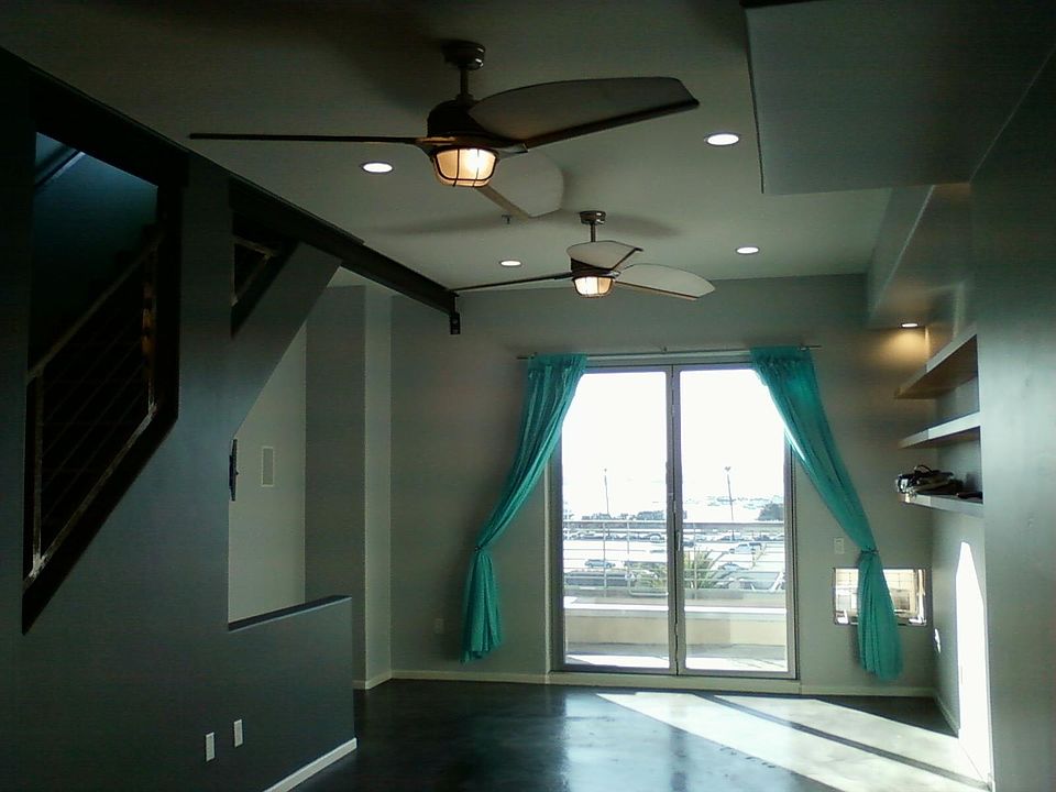 1st image of 945 W Hawthorn St #33