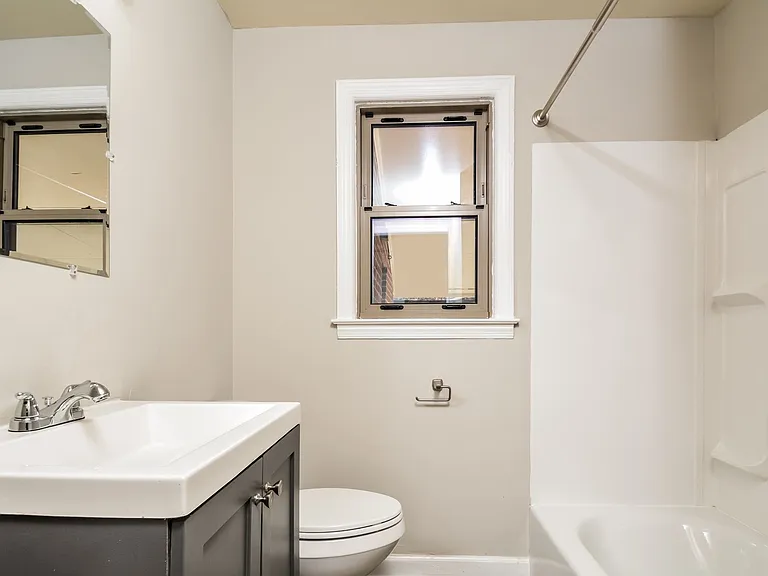 1523753_028_bathroom_13403340.jpg