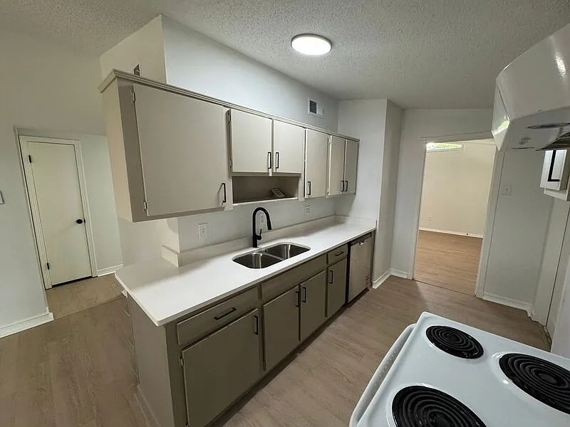 3 bed, 1.0 bath, 1194 sqft, $1,495 — Photo 4