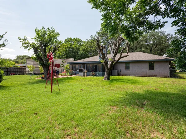 1229 Surry Place Dr, Cleburne, TX 76033