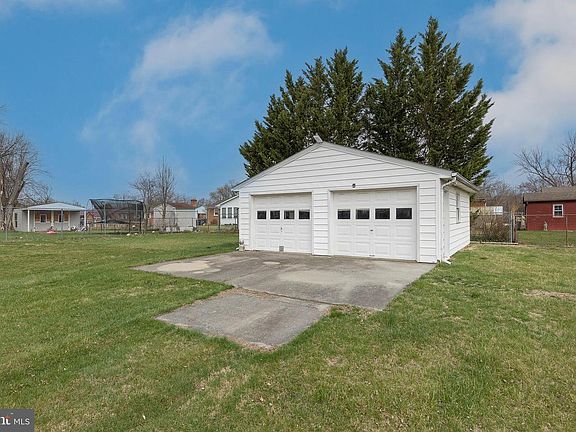 3rd image of 816 Allen Dr
