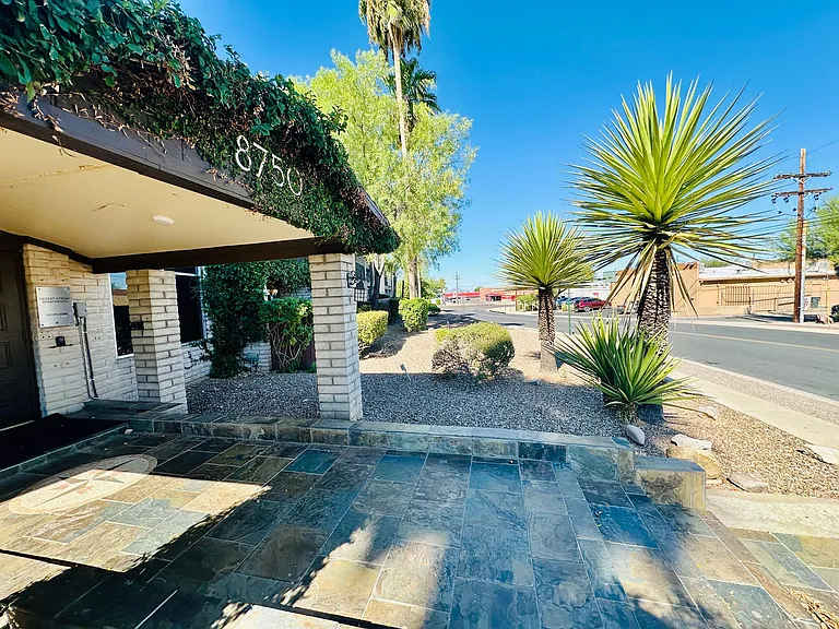 Desert Atrium - Studios, 1 Bedrooms and 2 Bedrooms in Great Location! Community Pool! — Photo 16