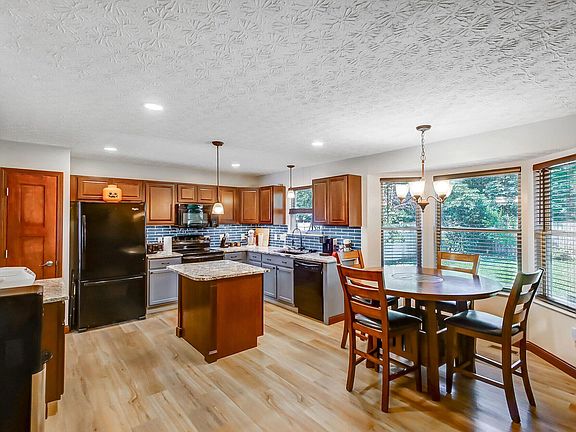 4th image of 1598 Meadowlark Ln