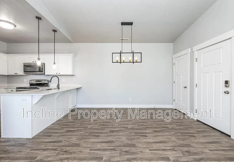 654 N Emery Ln — Photo 5
