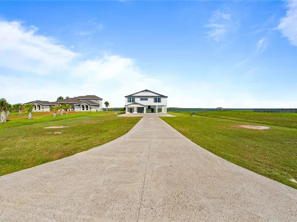 135 Sunrise Dr, Rockport, TX 78382