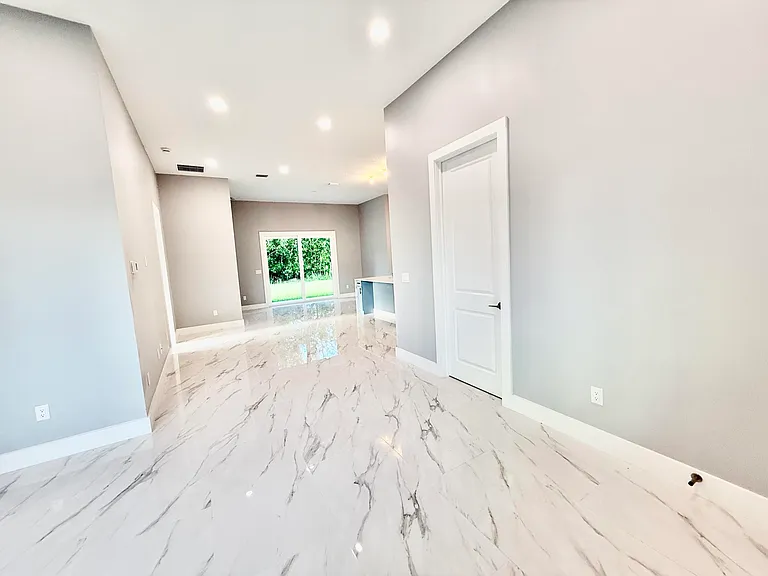 675 NE Moss Rose Pl — Photo 6