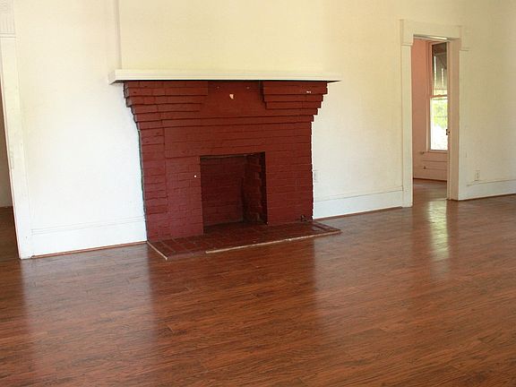 3rd image of 1302 E Leon St
