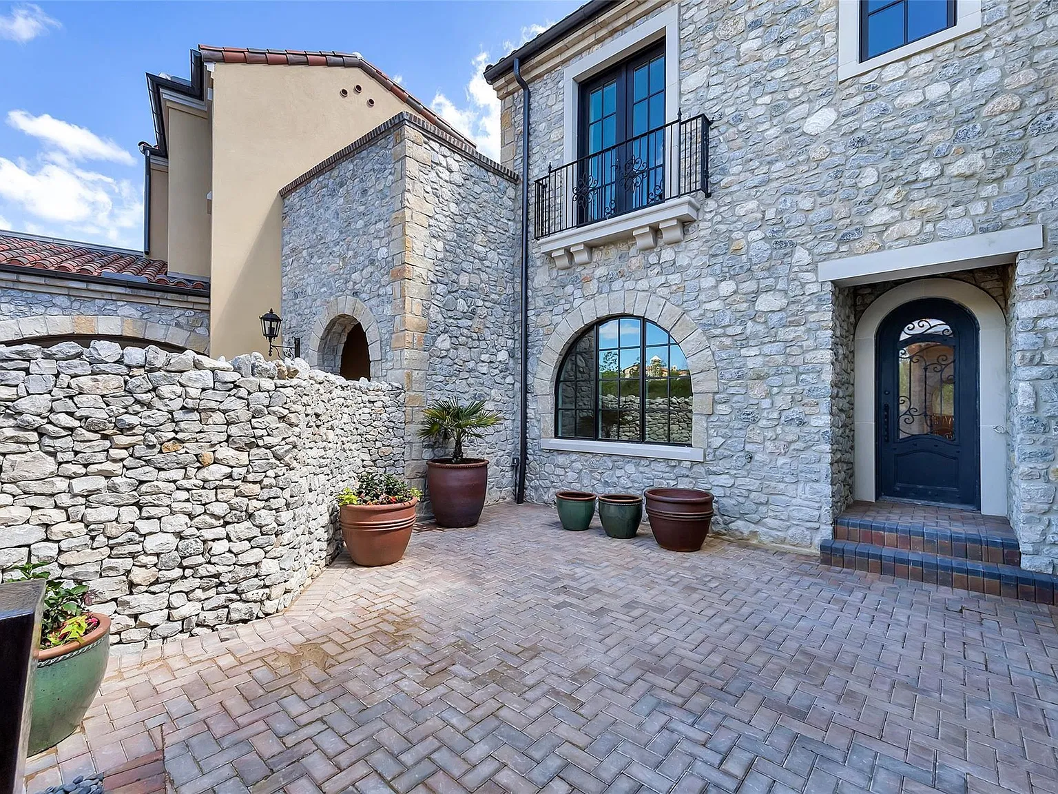 4 bed, 3600 sqft, $13,500 — Photo 4