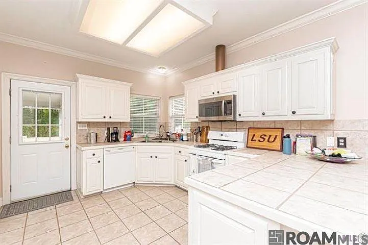 10125 Springbrook Ave — Photo 10