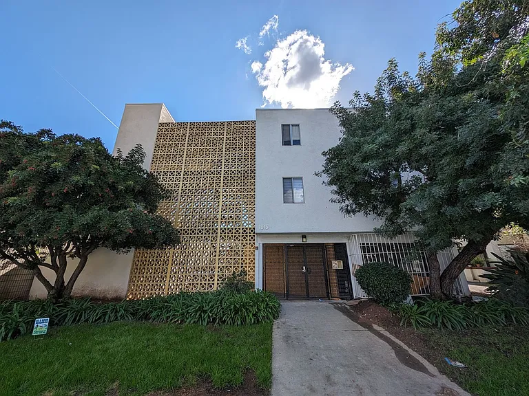 1313 Huntington Dr — Photo 2