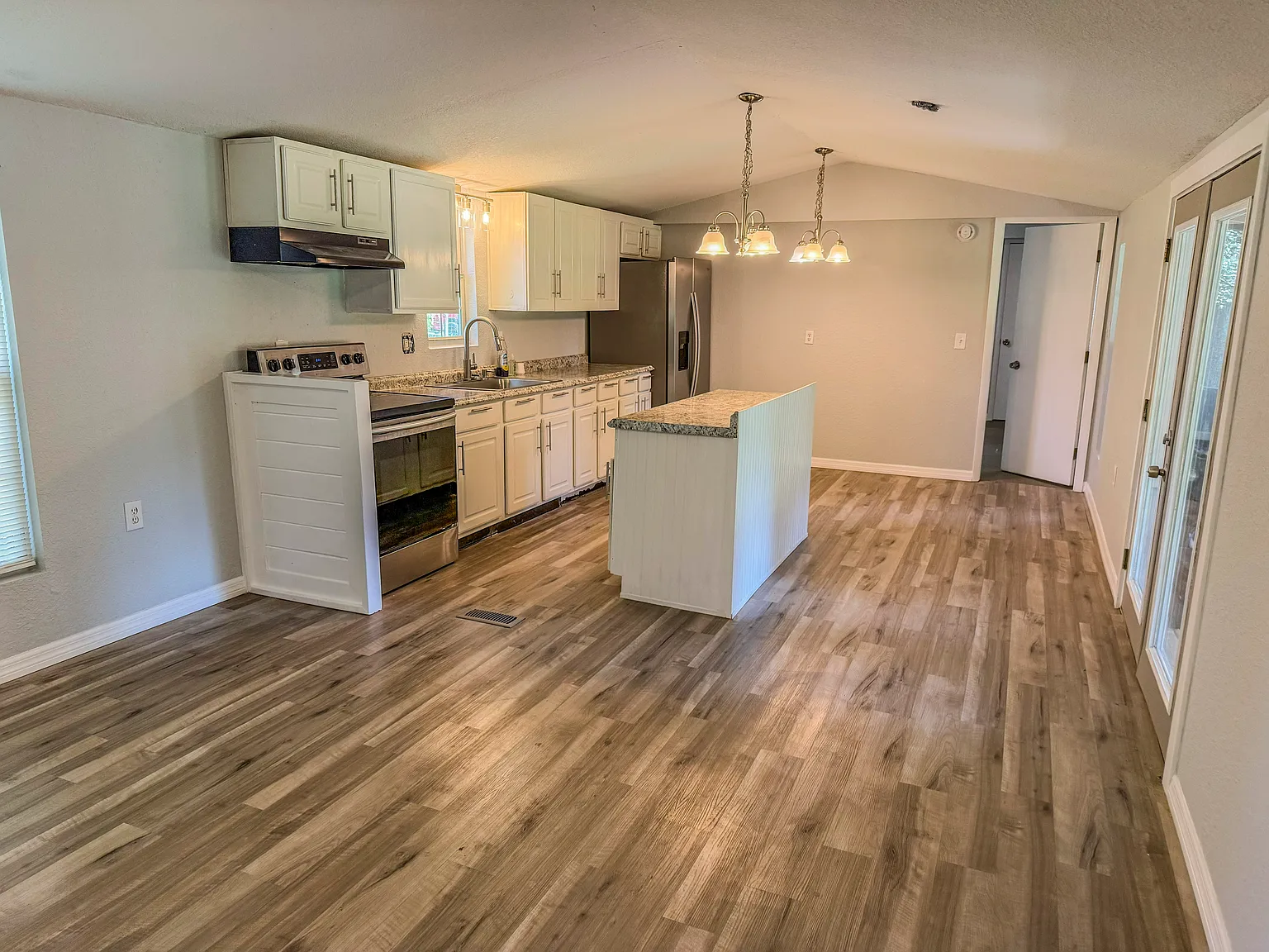 3 bed, 924 sqft, $1,200 — Photo 2