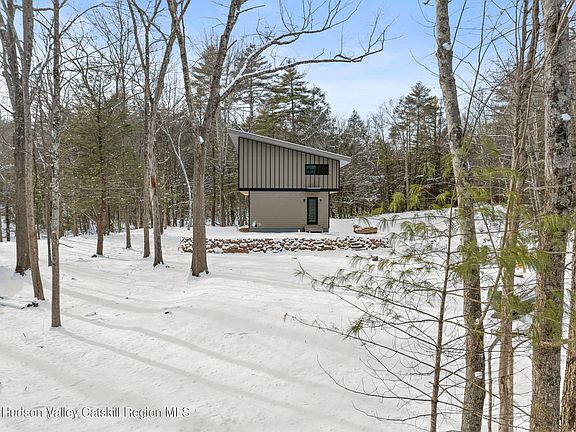 3rd image of 178 Chestnut Hill Road