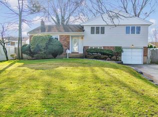 3 Agatha Dr, Plainview, NY 11803