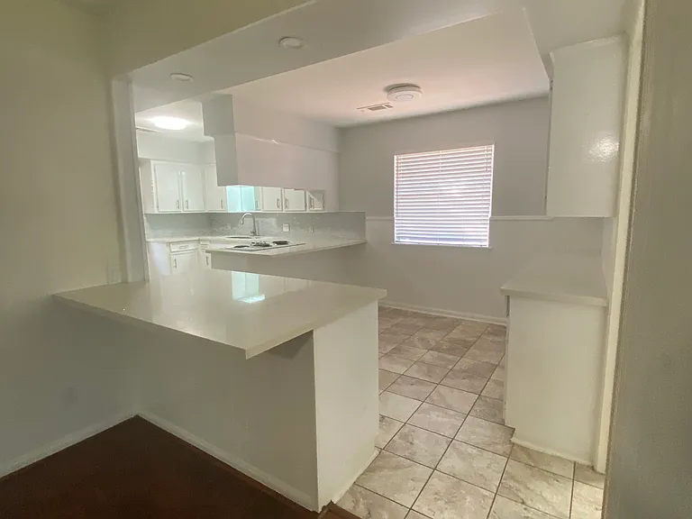 122 Camellia St — Photo 8