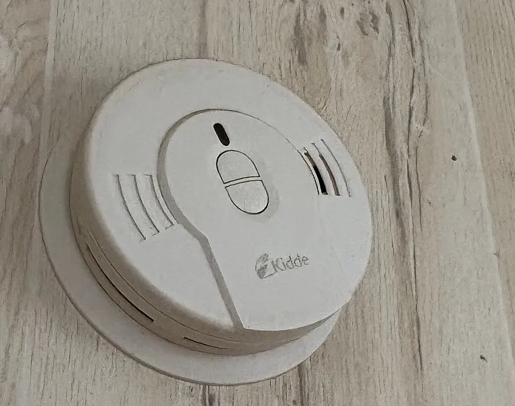 Smoke alarms (2)