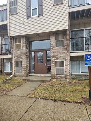 17140 Clinton River Rd APT 17B, Clinton Township, MI 48038