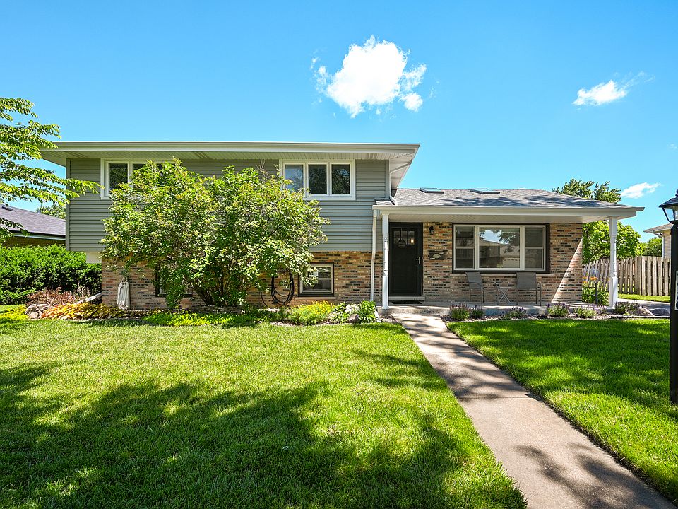 1st image of 9920 La Reina Real St