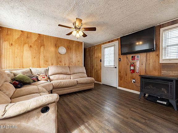 4th image of 833 & 825 Elder Ln