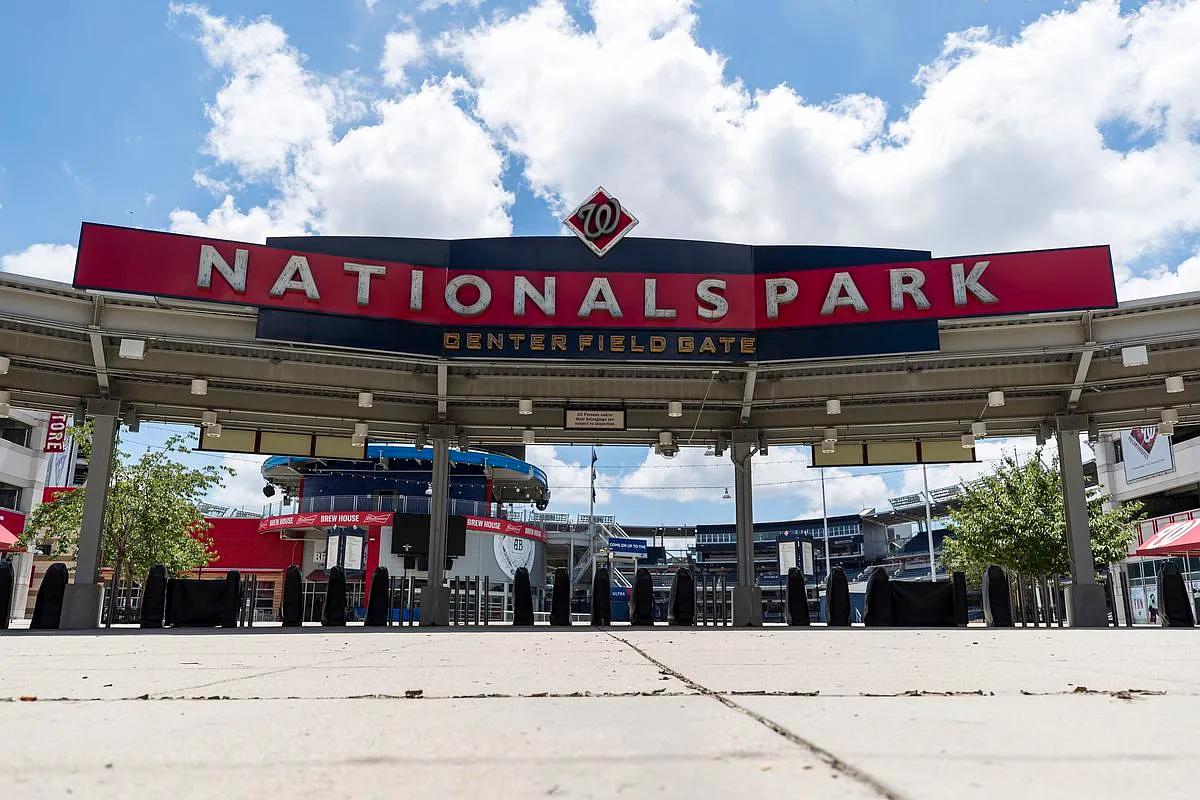 Just 2 Metro stops from Nat's Park. - 1007 Alabama Ave SE #2