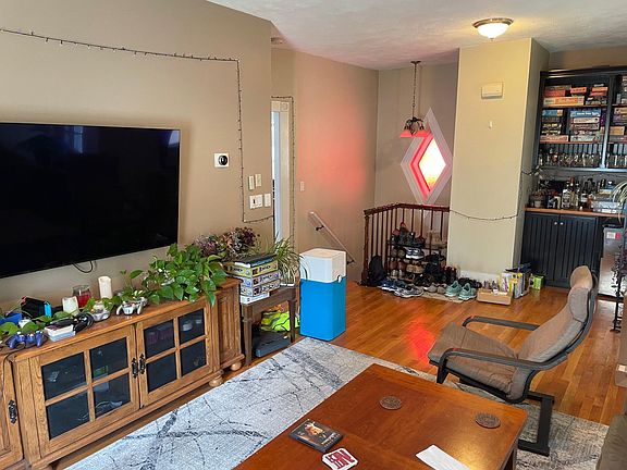4th image of 309 Newton St #309