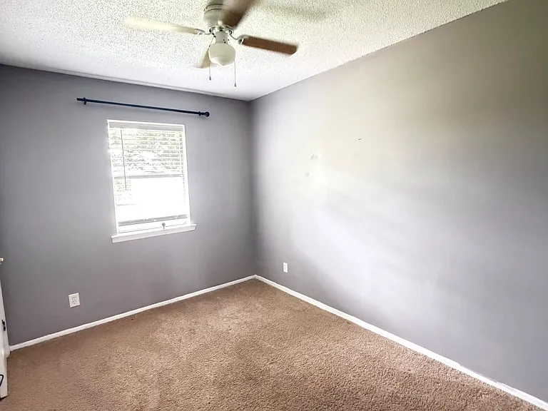 728 Amity Ln — Photo 16
