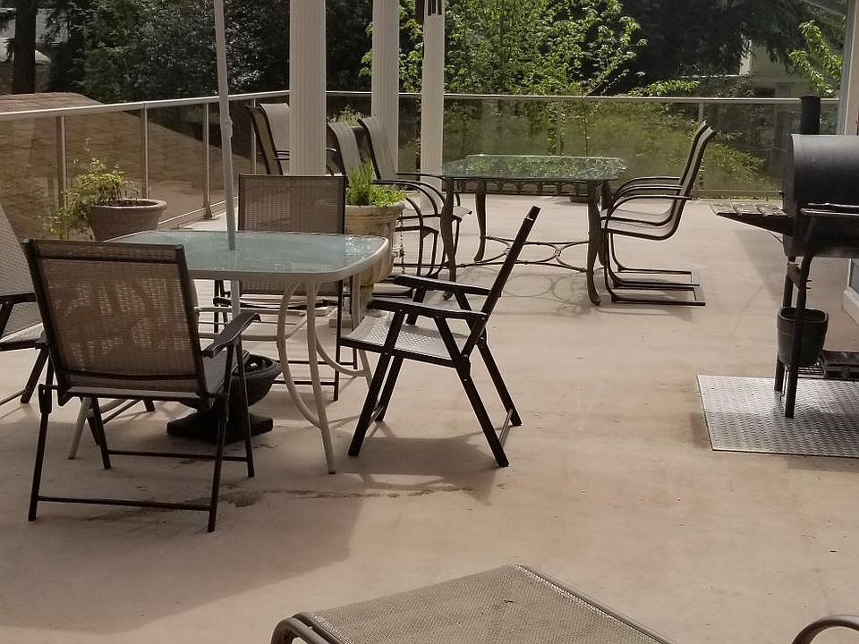 1000 sq. ft. private deck grill included.