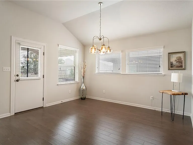 242 Krupp Ave — Photo 6
