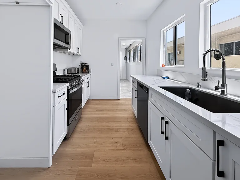 940 Everett St #1 — Photo 11