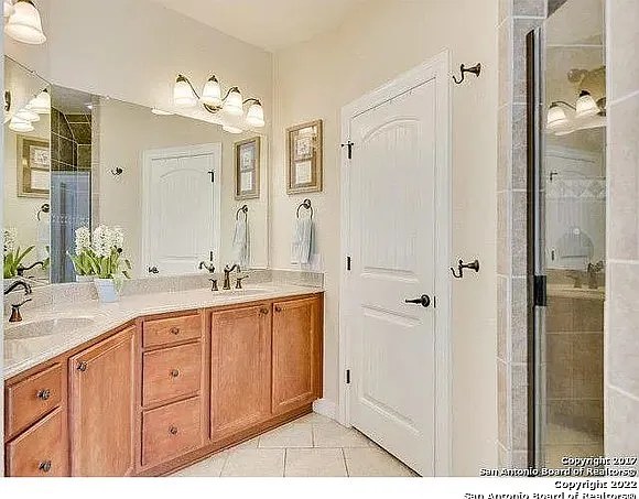 110 Surrey Dr — Photo 13
