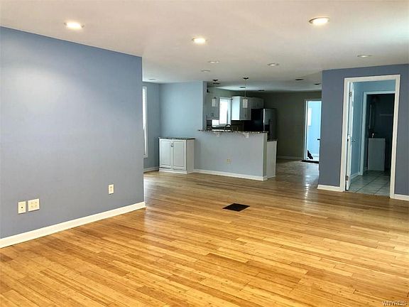 3rd image of 620 W Henley St