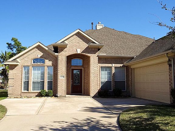 Built by First Texas homes in 2006, this home is energy efficient with double paned windows & more. 
