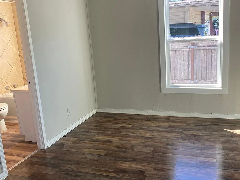 330 E Thompson St — Photo 11