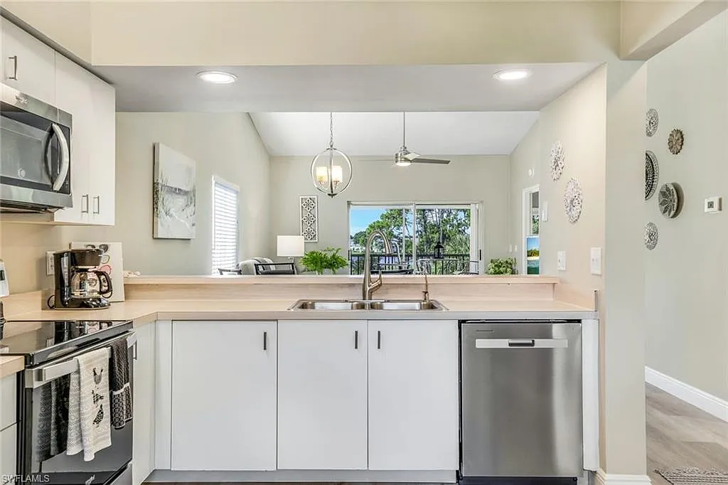 2 bed, 2.0 bath, 954 sqft, $2,300 — Photo 2
