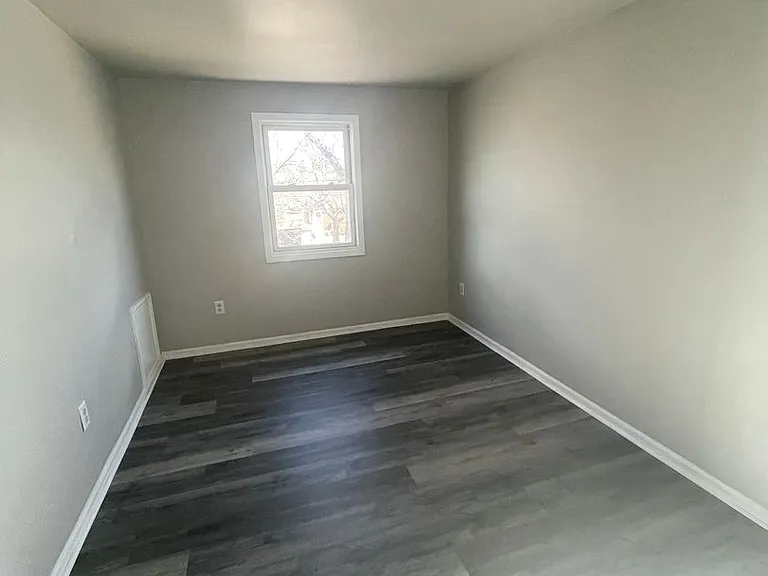 1565 Wentworth Ave — Photo 5