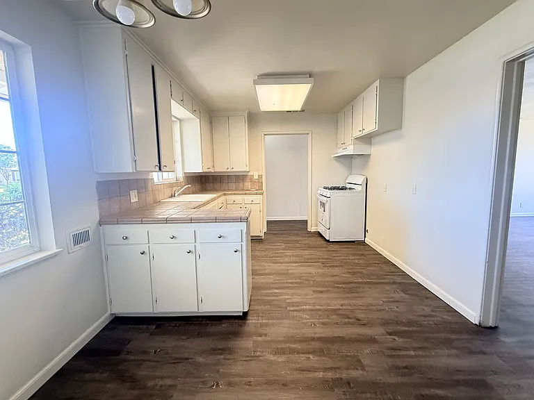 223 E Robinson Ave — Photo 5