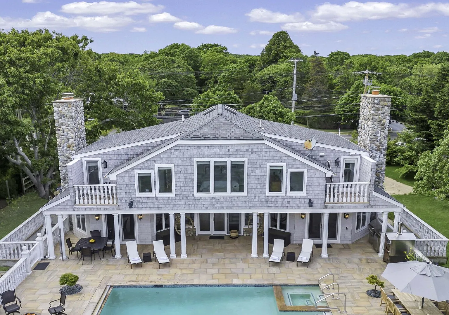 Luxurious Amagansett home perched on a hill, amazing views — Photo 2