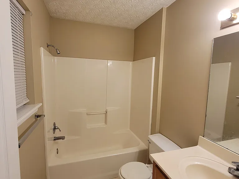 403 E Roosevelt Ave #A — Photo 2
