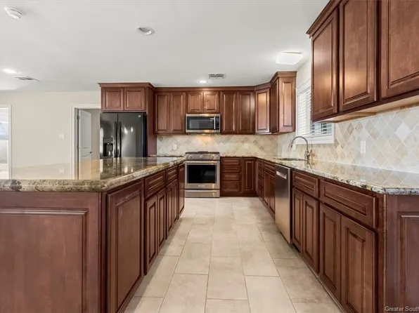 305 W Lee St, Sulphur, LA 70663