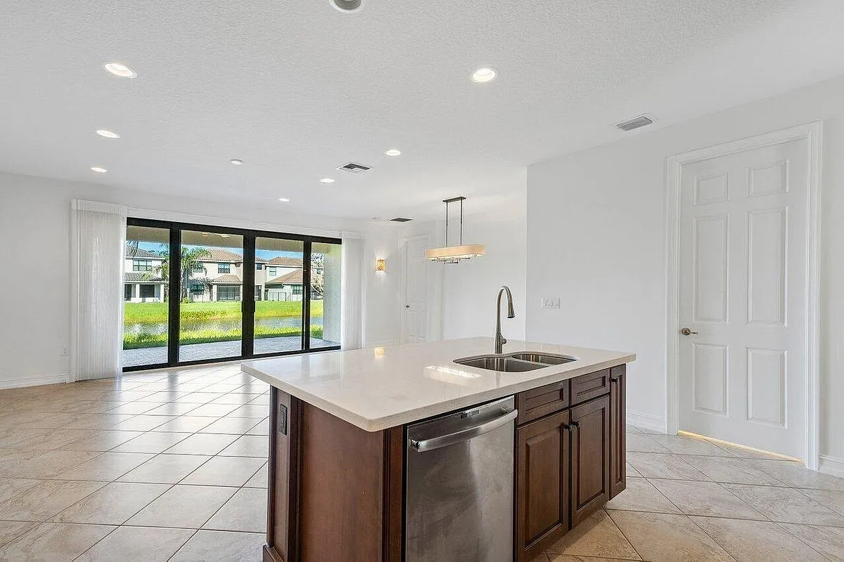 5 bed, 3.5 bath, 2584 sqft, $6,000 — Photo 3