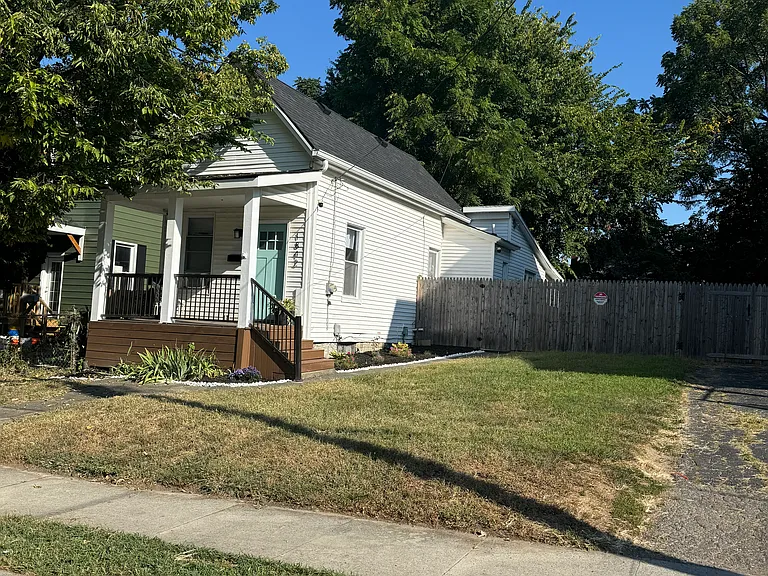 1842 Mills Ave — Photo 2
