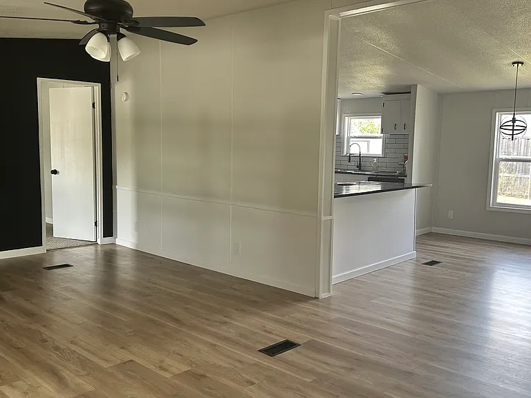 1309 Vinewood Dr — Photo 2