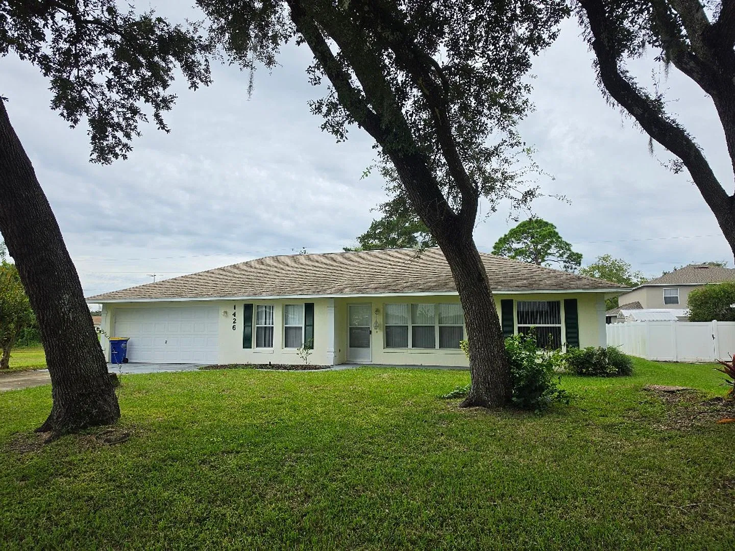 Spacious 3 Bedroom 2 Bath Edgewater Home — Photo 2