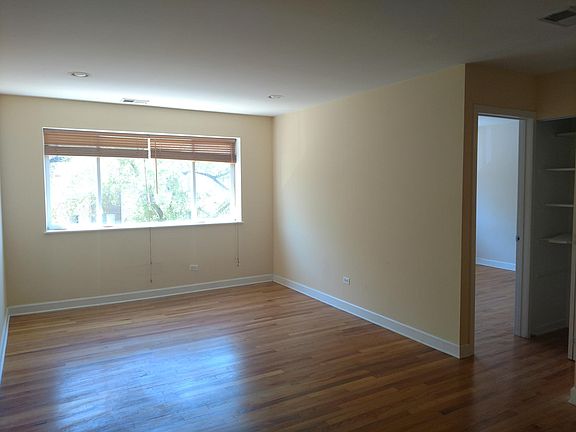 2nd image of 5953 N Kenmore Ave APT 301