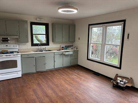 3rd image of 707 3rd St SE
