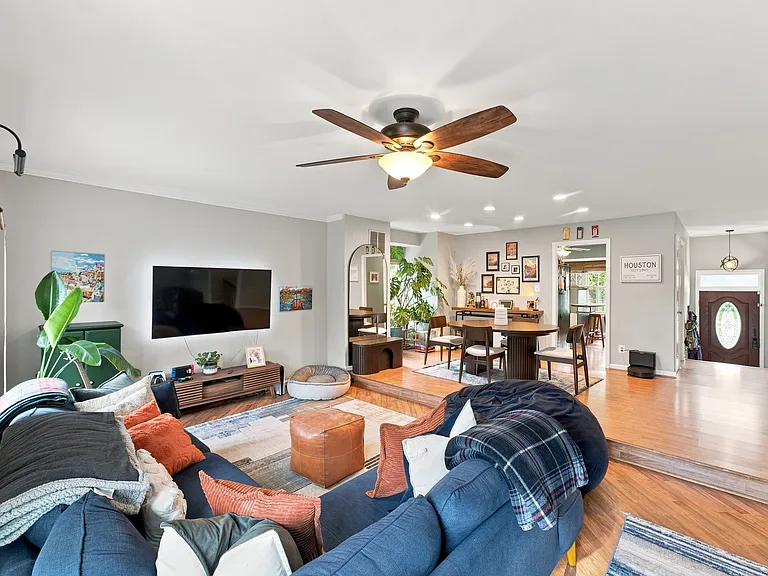 500 Beacon Dr — Photo 2