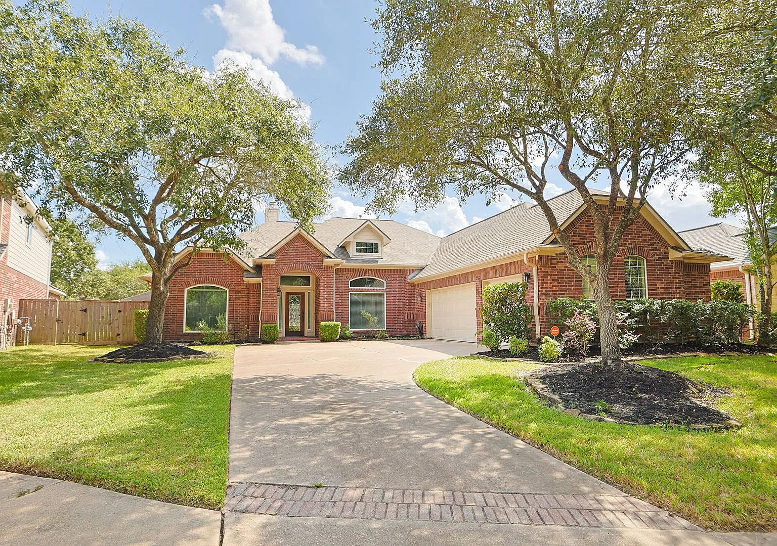 Spacious 3-Bedroom Home with Pool and Luxurious Upgrades Available for Lease — Photo 2